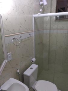 un bagno con wc e doccia in vetro di CASA AMARELA a Salvador