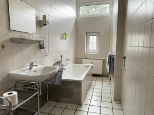 Koupelna v ubytování Hotel Zu den Linden + 31 fotografií