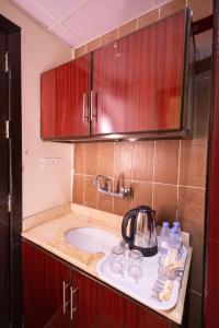 Η κουζίνα ή μικρή κουζίνα στο فنـــــــدق الزائـــــــــــــــــريــن 1