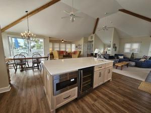 une grande cuisine et un salon avec une table et des chaises dans l'établissement Single Family, Wifi, Ship Bottom Oceanfront Home, Ocean Views, 14010, à Ship Bottom