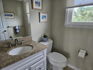 une salle de bain avec toilettes, lavabo et fenêtre dans l'établissement Single Family, Wifi, Ship Bottom Oceanfront Home, Ocean Views, 14010, à Ship Bottom 22 autres photos