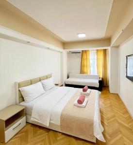 Una habitación de hotel con una cama y una ventana. en SNEZANA APARTMENT, en Ohrid