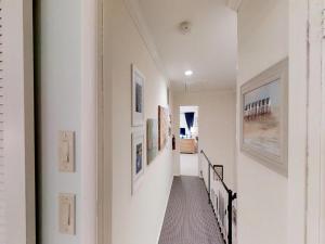 un corridoio con una scala con dipinti alle pareti di Stunning 2 Bedroom Condo In Ship Bottom 14015 a Ship Bottom Altre 15 foto