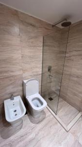 a bathroom with a toilet and a shower at Hermoso Zona Norte Río in Rosario
