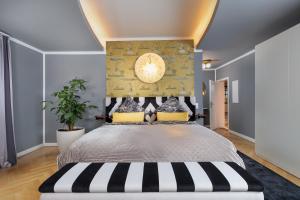 Un dormitorio con una cama grande en una habitación. en Design Apartments - "Havelnest", en Schwielowsee