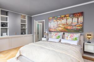 Un dormitorio con un cuadro grande en la pared. en Design Apartments - "Havelnest", en Schwielowsee