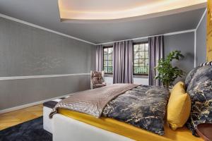 un dormitorio con una cama en una habitación en Design Apartments - "Havelnest", en Schwielowsee