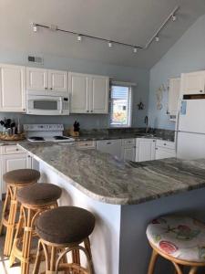 Kuchyň nebo kuchyňský kout v ubytování Oceanside Beach Badges Wifi Ocean Views From The Decks! 5Th From The Beach Surf City 14016 + 18 fotografií