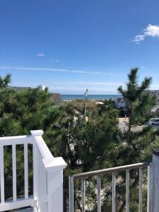 escalera blanca con vistas al océano en Oceanside Beach Badges Wifi Ocean Views From The Decks! 5Th From The Beach Surf City 14016, en Surf City