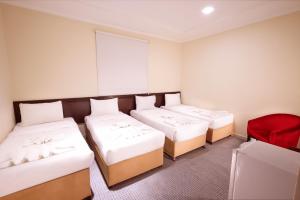 Ένα ή περισσότερα κρεβάτια σε δωμάτιο στο فنـــــــدق الزائـــــــــــــــــريــن 1