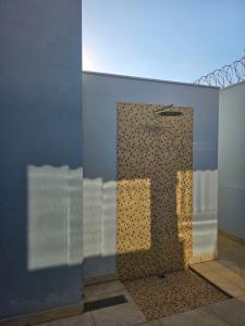 le reflet d'une porte dans un mur dans l'établissement Recanto Rio Grande, à São João Batista do Glória 39 autres photos