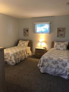 Un dormitorio con dos camas y una ventana en Oceanside Beach Badges Wifi Ocean Views From The Decks! 5Th From The Beach Surf City 14016, en Surf City