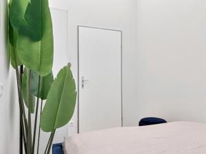 Tempat tidur dalam kamar di Aparthotel Odeon I Self Check In