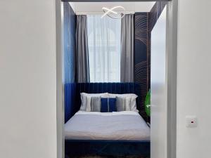 Tempat tidur dalam kamar di Aparthotel Odeon I Self Check In