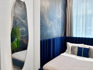 Tempat tidur dalam kamar di Aparthotel Odeon I Self Check In