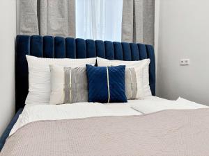 Tempat tidur dalam kamar di Aparthotel Odeon I Self Check In
