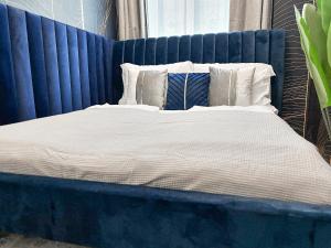 Tempat tidur dalam kamar di Aparthotel Odeon I Self Check In
