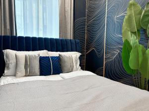 Tempat tidur dalam kamar di Aparthotel Odeon I Self Check In