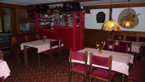 イチーンにあるPiccoloのテーブルと椅子2脚付きのレストラン、バー