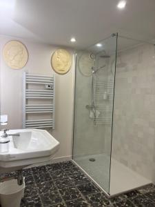 łazienka z prysznicem i umywalką w obiekcie Jolie maison de ville La Petite Magnanerie w mieście La Roque-dʼAnthéron +31 zdjęć