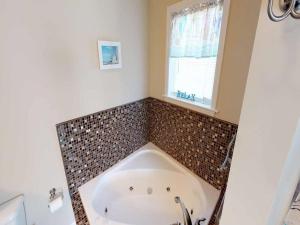 Ένα μπάνιο στο Spacious, Light And Bright Ship Bottom Ocean Block Home Only 7 Houses From The Beach With Outdoor Entertaining Area 14018 +16 φωτογραφίες