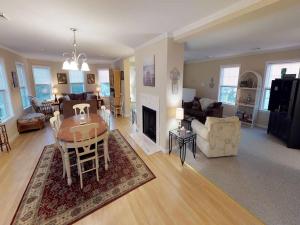 Χώρος καθιστικού στο Spacious, Light And Bright Ship Bottom Ocean Block Home Only 7 Houses From The Beach With Outdoor Entertaining Area 14018