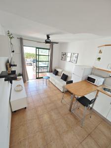 ein Wohnzimmer mit Sofa und Tisch in der Unterkunft Paradise Tropical Sun Maspalomas in San Bartolomé de Tirajana