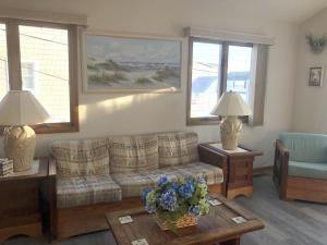 Gallery image of Bay Block Wifi Deck Outdoor Shower Beach Badges Bay Views Bay Side Raised Ranch With Bay Views In Peahala Park 14019 in Peahala Park +14 photos