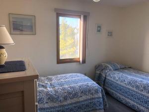 Giường trong phòng chung tại Bay Block Wifi Deck Outdoor Shower Beach Badges Bay Views Bay Side Raised Ranch With Bay Views In Peahala Park 14019