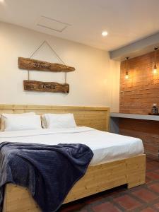 Postel nebo postele na pokoji v ubytování JCGA Apartments' Rustic Chic Cabins-Near Botanical Garden and SM Baguio
