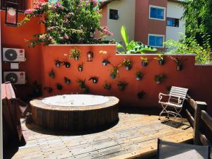 a hot tub in a courtyard with potted plants at Pousada Colonial in Cunha