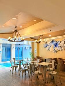 Hồ bơi trong/gần Pacific Park Hotel