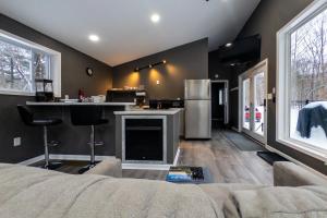 Kuchyň nebo kuchyňský kout v ubytování Lily Pad Modern Mountain Chalet on 19 Private Acres with Fire Pit + 24 fotografií