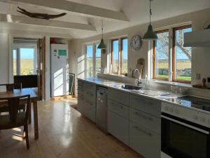 Idyll And Open Spaces On Skarø In The Archipelago廚房或簡易廚房
