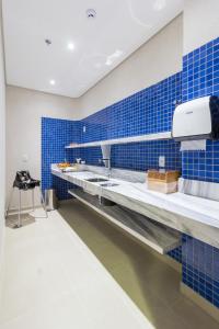um quarto de hospital com paredes de azulejos azuis e beliches em Celebration Resort Olímpia by Hot Beach em Olímpia