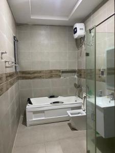 łazienka z toaletą, umywalką i prysznicem w obiekcie King C w mieście Lekki