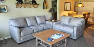 ein Wohnzimmer mit zwei Sofas und einem Couchtisch in der Unterkunft Charming 1BDR Condo w Spectacular Golf Course View - 5518 in Traverse City + 20 Fotos