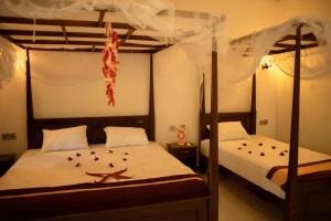 two beds in a room with two beds sidx sidx sidx at Yala Eco Shine in Tissamaharama