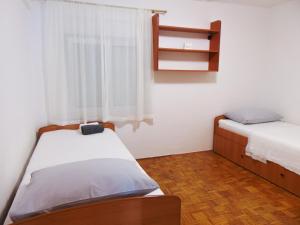 Posteľ alebo postele v izbe v ubytovaní Apartments with parking spaces Omis - 5988