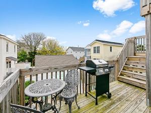 Balkoni atau teres di Pet Friendly, Bayside, Ship Bottom, Beach Badges, Wifi, High Speed Internet, Deck, Central Air, Washer Dryer,newly Renovated Bayside Beauty! Lovely,