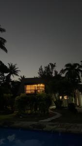 una casa con le luci accese di fronte di MIRZ Accomodation a Pacific Harbour