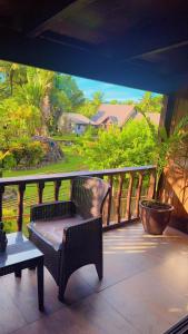 un balcone con panchina e un murale di un giardino di MIRZ Accomodation a Pacific Harbour Altre 17 foto