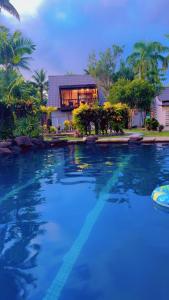 una casa con piscina di fronte a una casa di MIRZ Accomodation a Pacific Harbour
