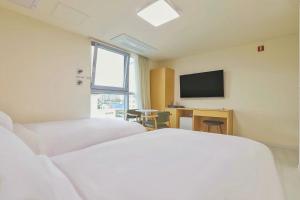 Berith Hotel客房内的一张或多张床位