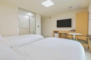 Berith Hotel的电视和/或娱乐中心