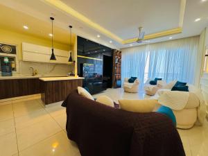 Χώρος καθιστικού στο The platinum penthouse infront of Centaurus