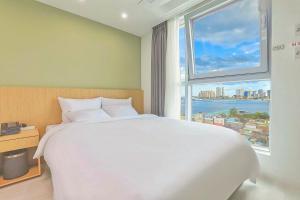 Berith Hotel客房内的一张或多张床位