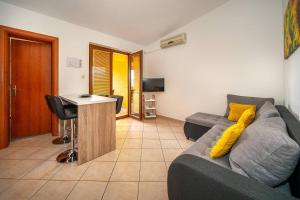 Ruang duduk di Apartments and rooms with parking space Baska, Krk - 23309