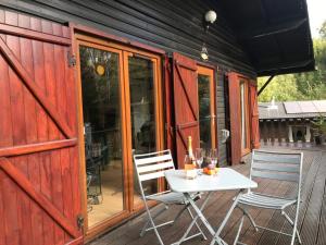 Innanhússgarður eða útisvæði á Chalet in Rendeux with BBQ Terrace