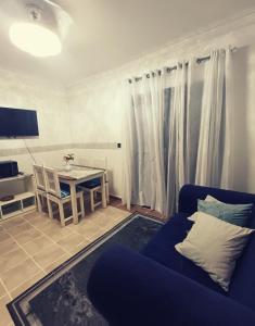 a living room with a blue couch and a table at Amplio, cómodo y junto a la playa de Boca Chica in Boca Chica +35 photos